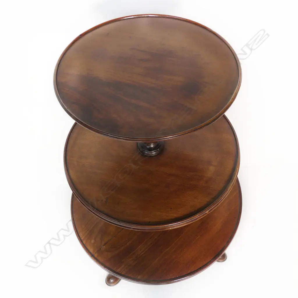 A George III mahogany dumb waiter, Image 1++