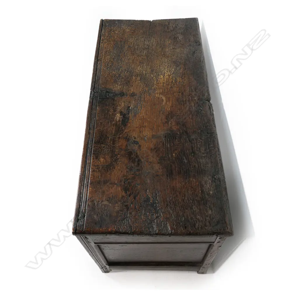 An 18thC oak coffer, Image 1++