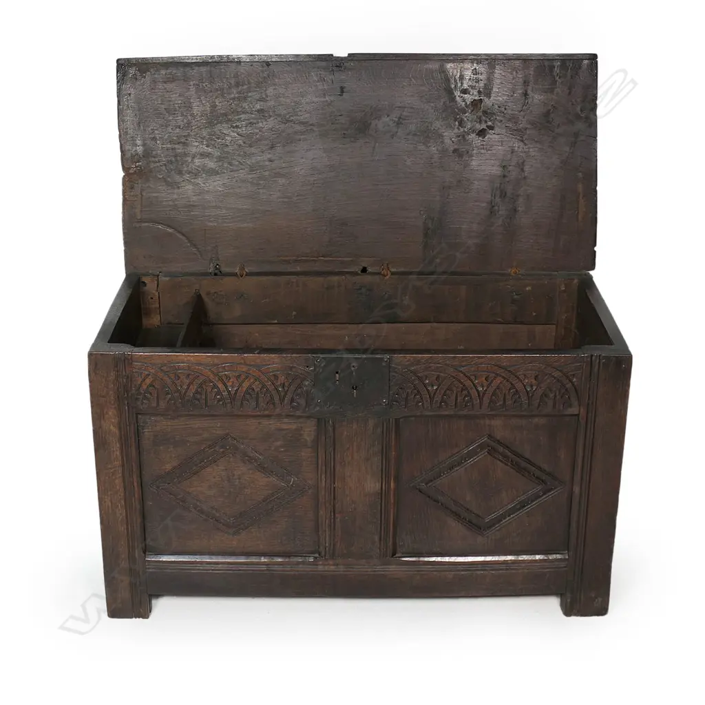 An 18thC oak coffer, Image 1++