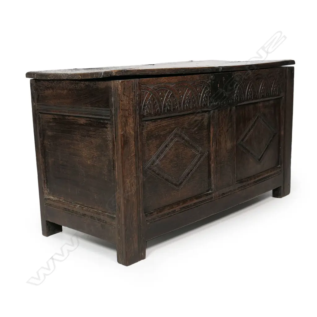 An 18thC oak coffer, Image 1++