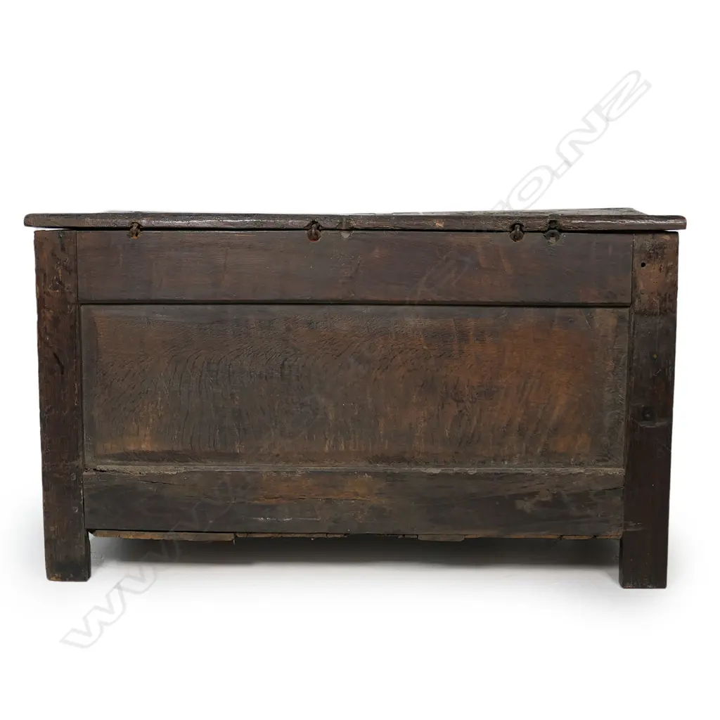 An 18thC oak coffer, Image 1++