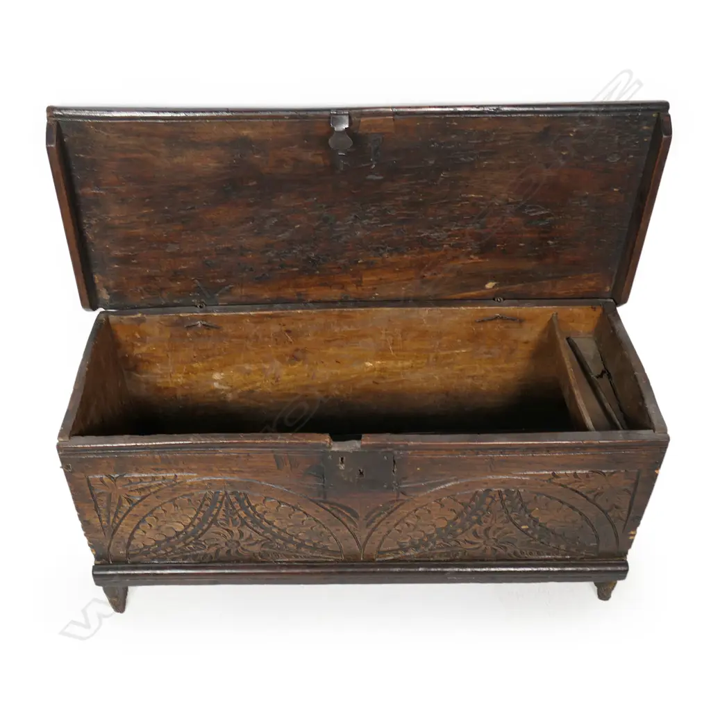 A Georgian elm coffer, Image 1++