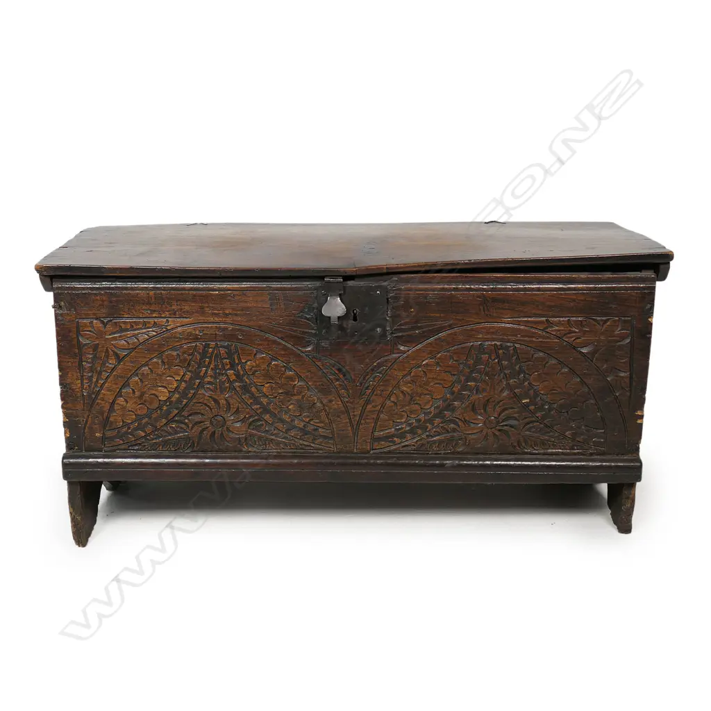 A Georgian elm coffer, Image 1++