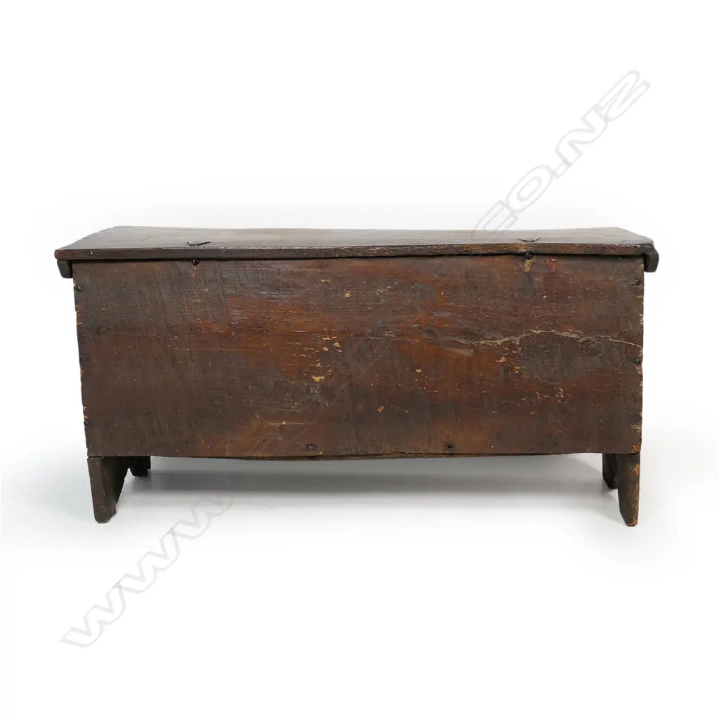 A Georgian elm coffer, Image 1++