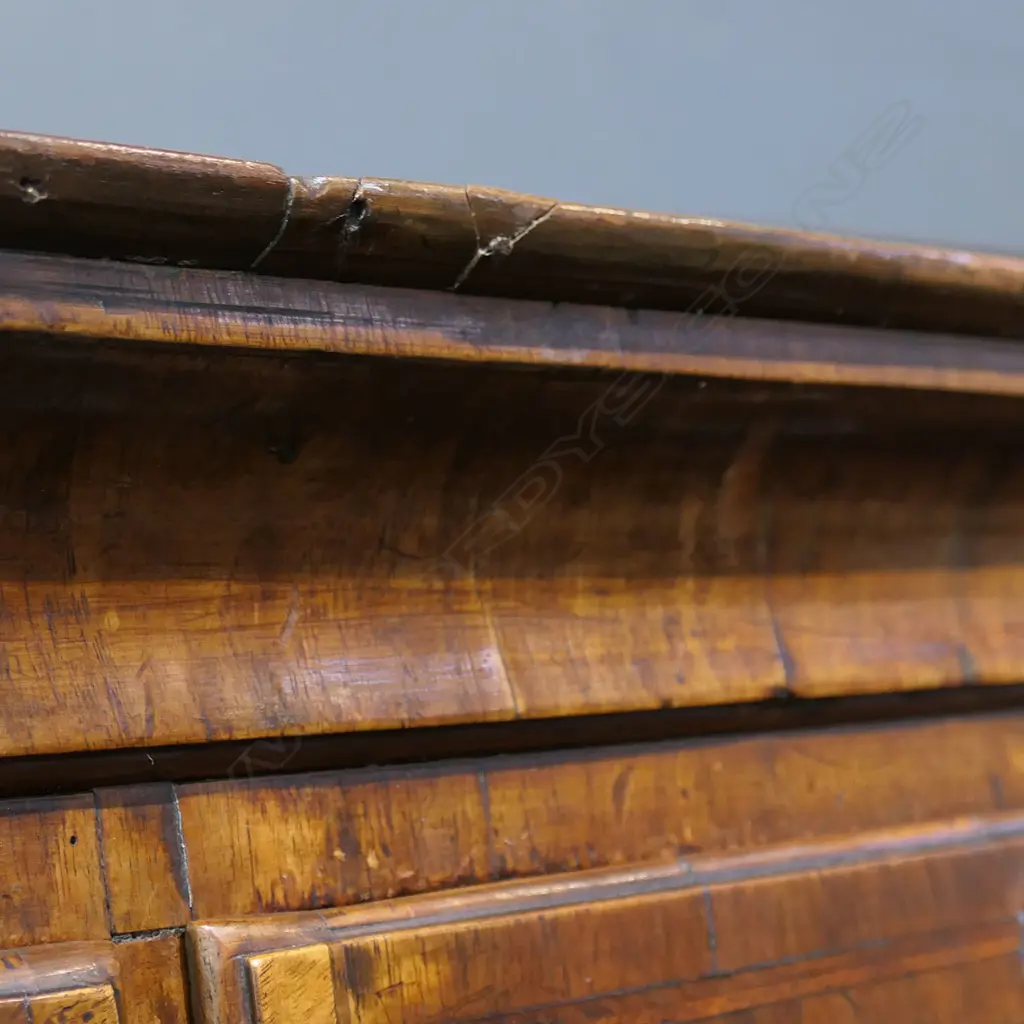 A George III figured walnut chest on chest, Image 1++