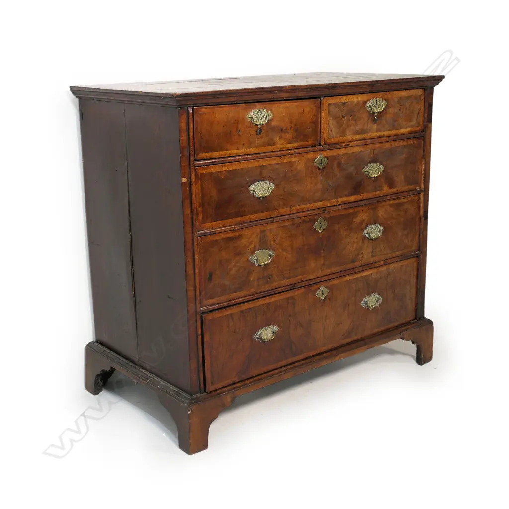 A George III figured walnut five drawer chest, Image 1++