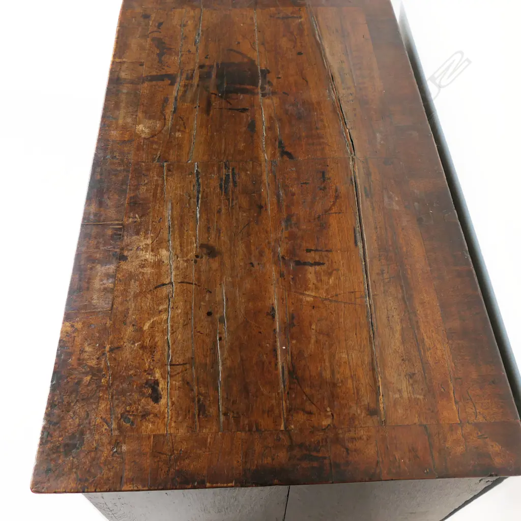 A George III figured walnut five drawer chest, Image 1++