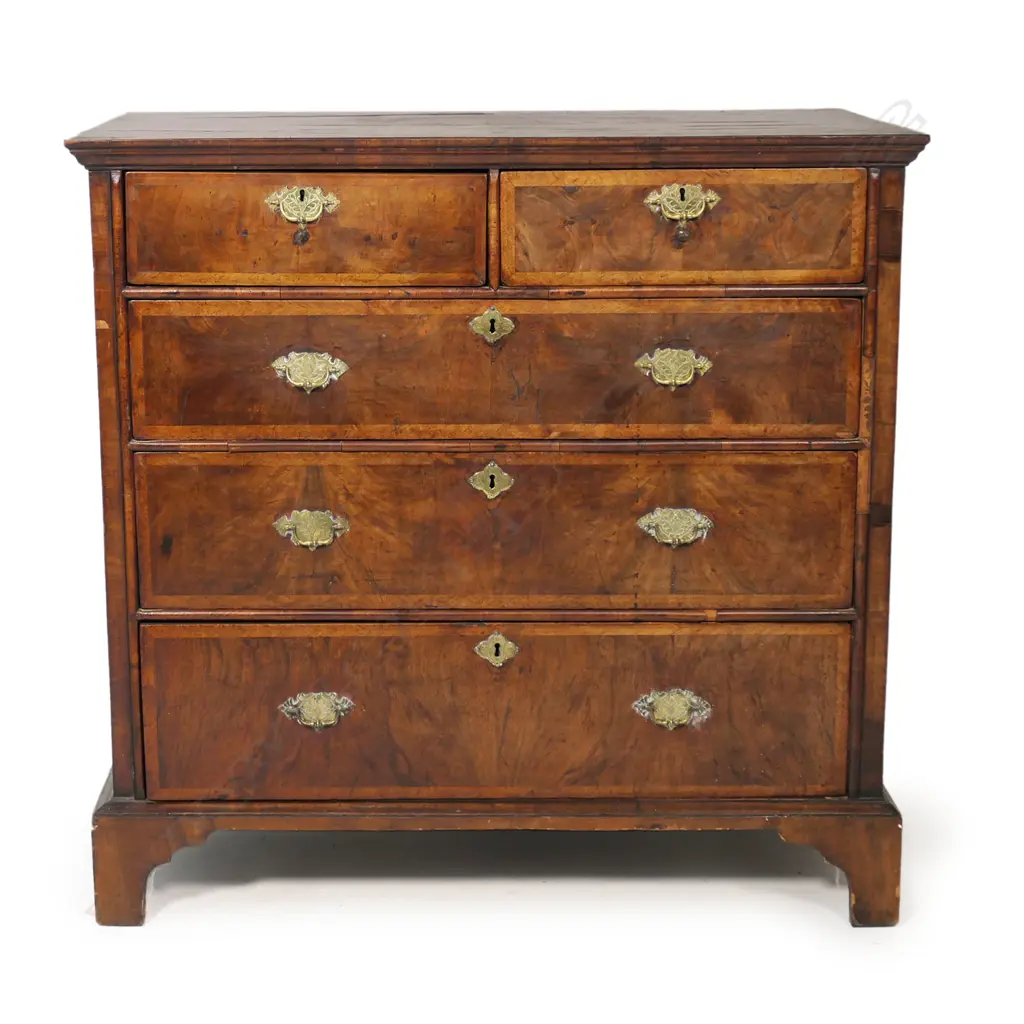 A George III figured walnut five drawer chest, Image 1++
