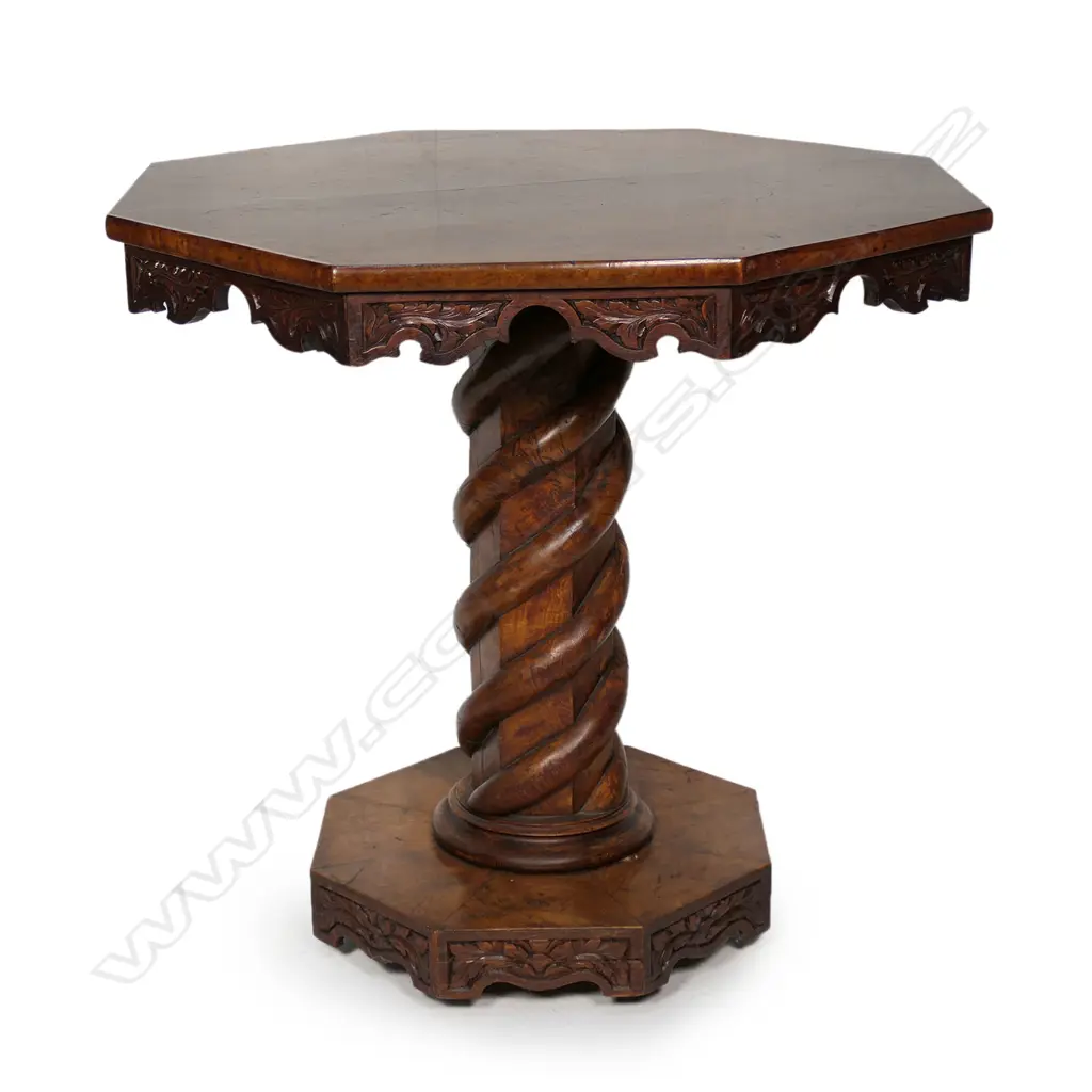 A Victorian walnut small centre table, Image 1++