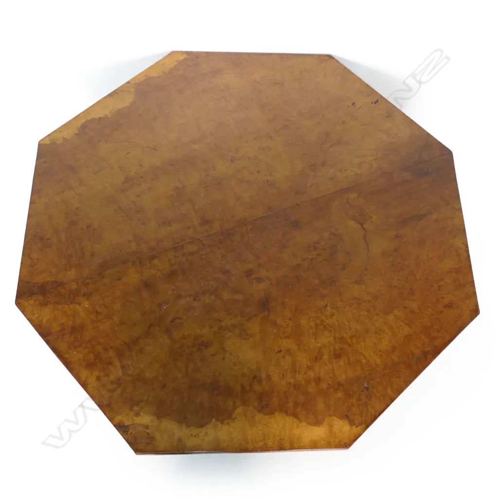 A Victorian walnut small centre table, Image 1++