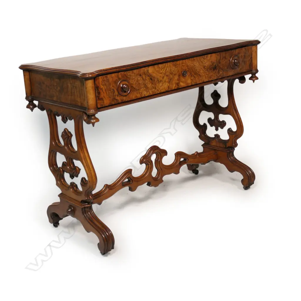 A Victorian walnut console table, Image 1++