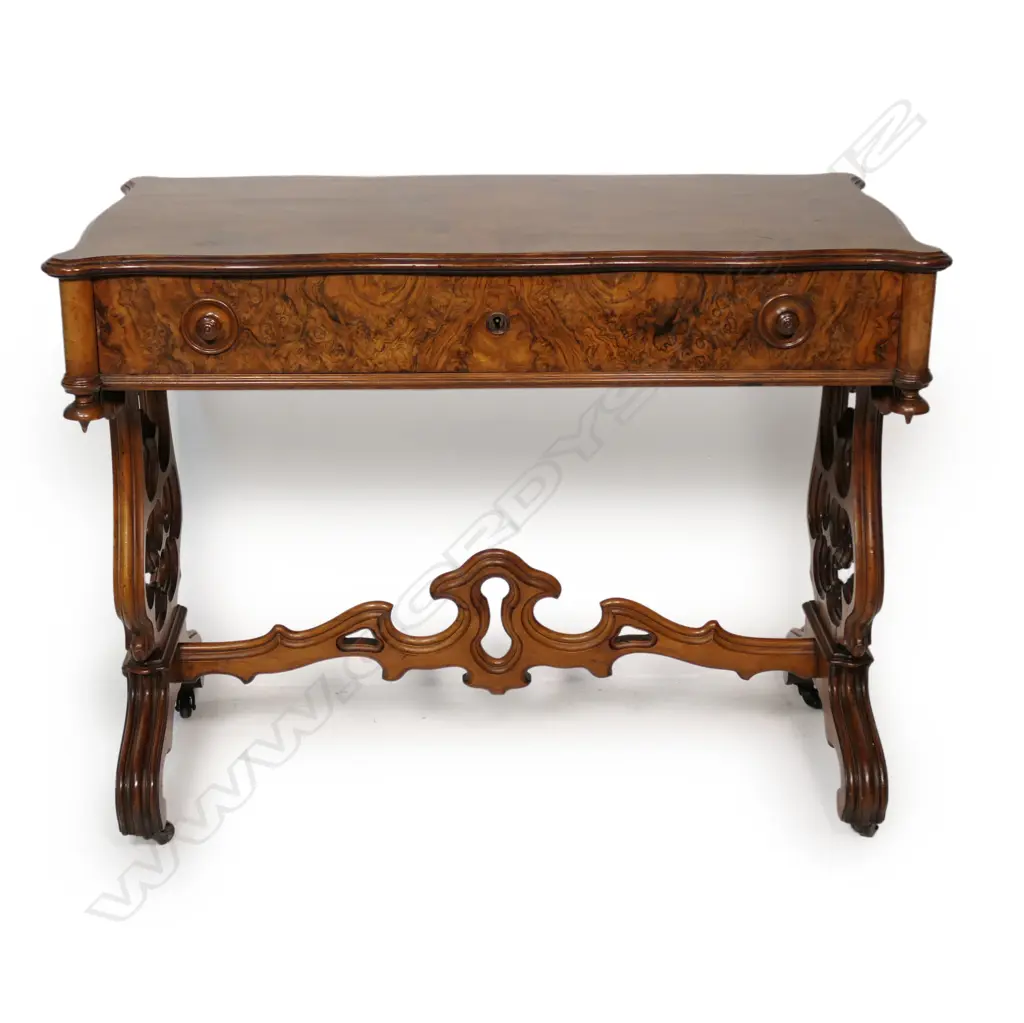 A Victorian walnut console table, Image 1++