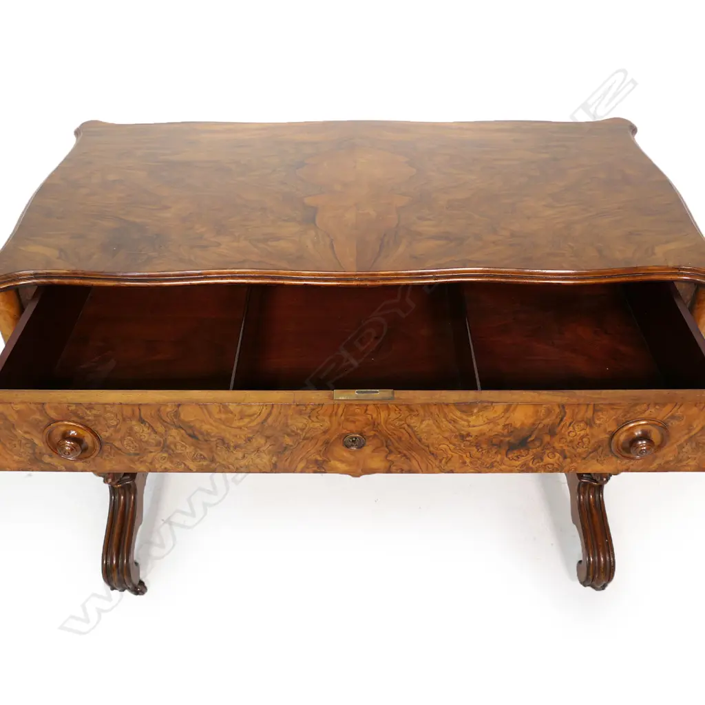 A Victorian walnut console table, Image 1++