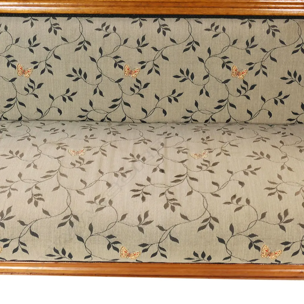 A Victorian scroll arm settee, Image 1++