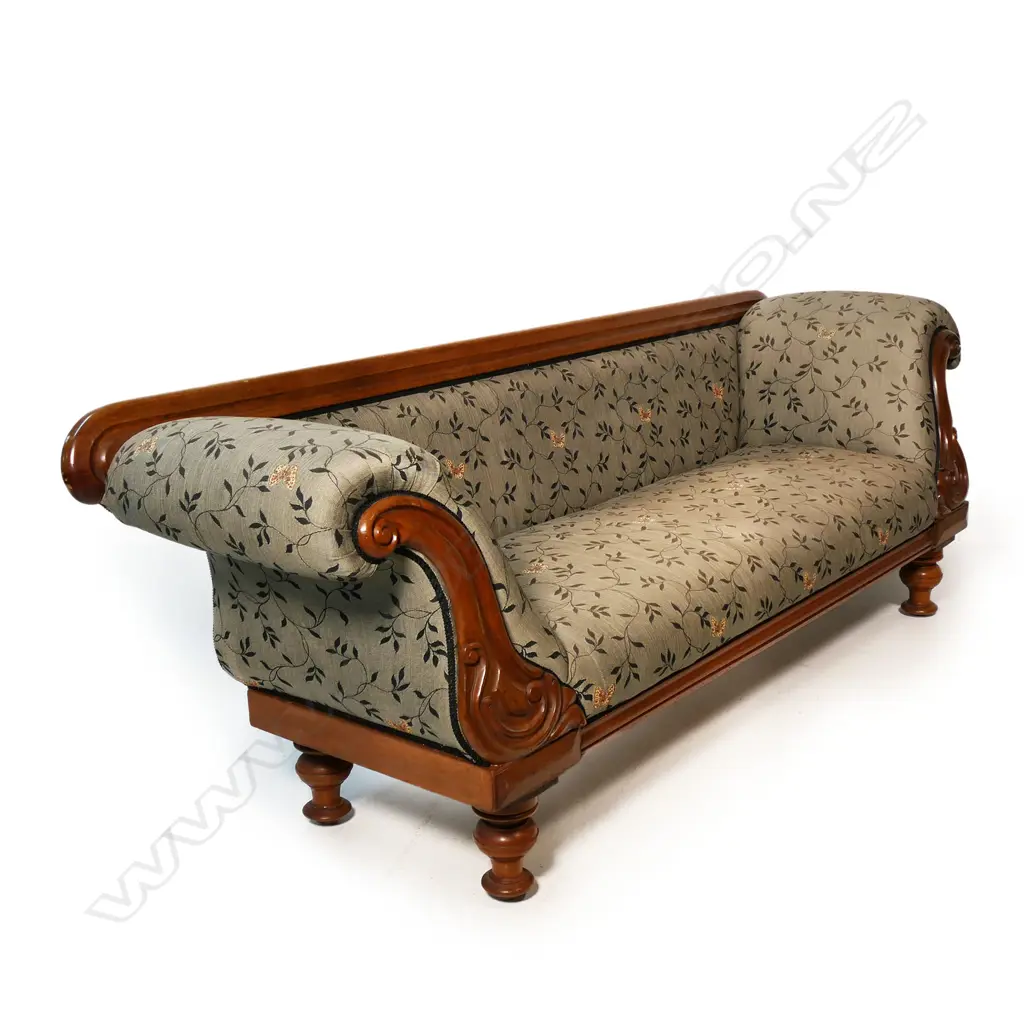 A Victorian scroll arm settee, Image 1++