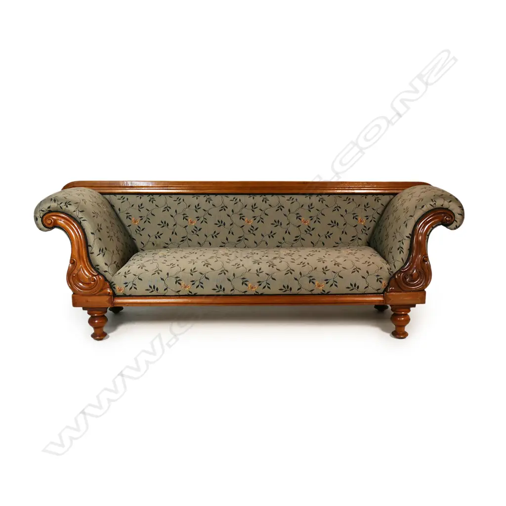 A Victorian scroll arm settee, Image 1++