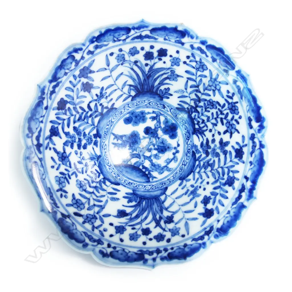 A very fine Chinese small blue and white lotus dish, Image 1++