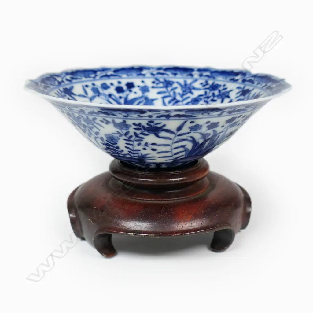 A very fine Chinese small blue and white lotus dish, Image 1++