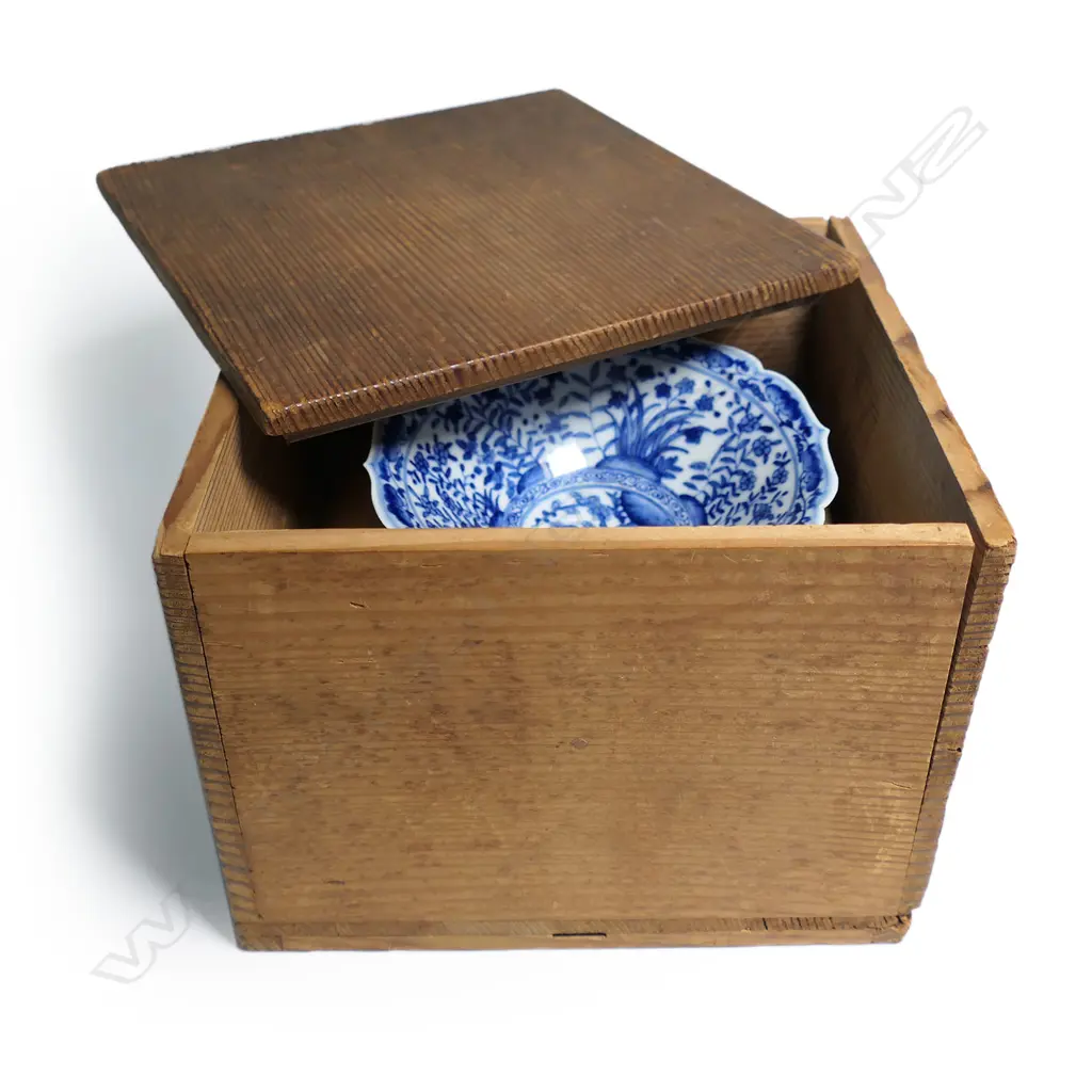 A very fine Chinese small blue and white lotus dish, Image 1++