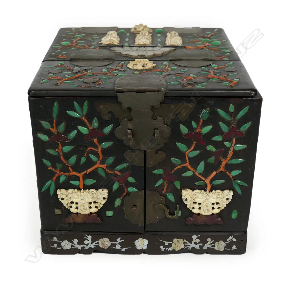 A vintage Chinese dressing box, Image 1++