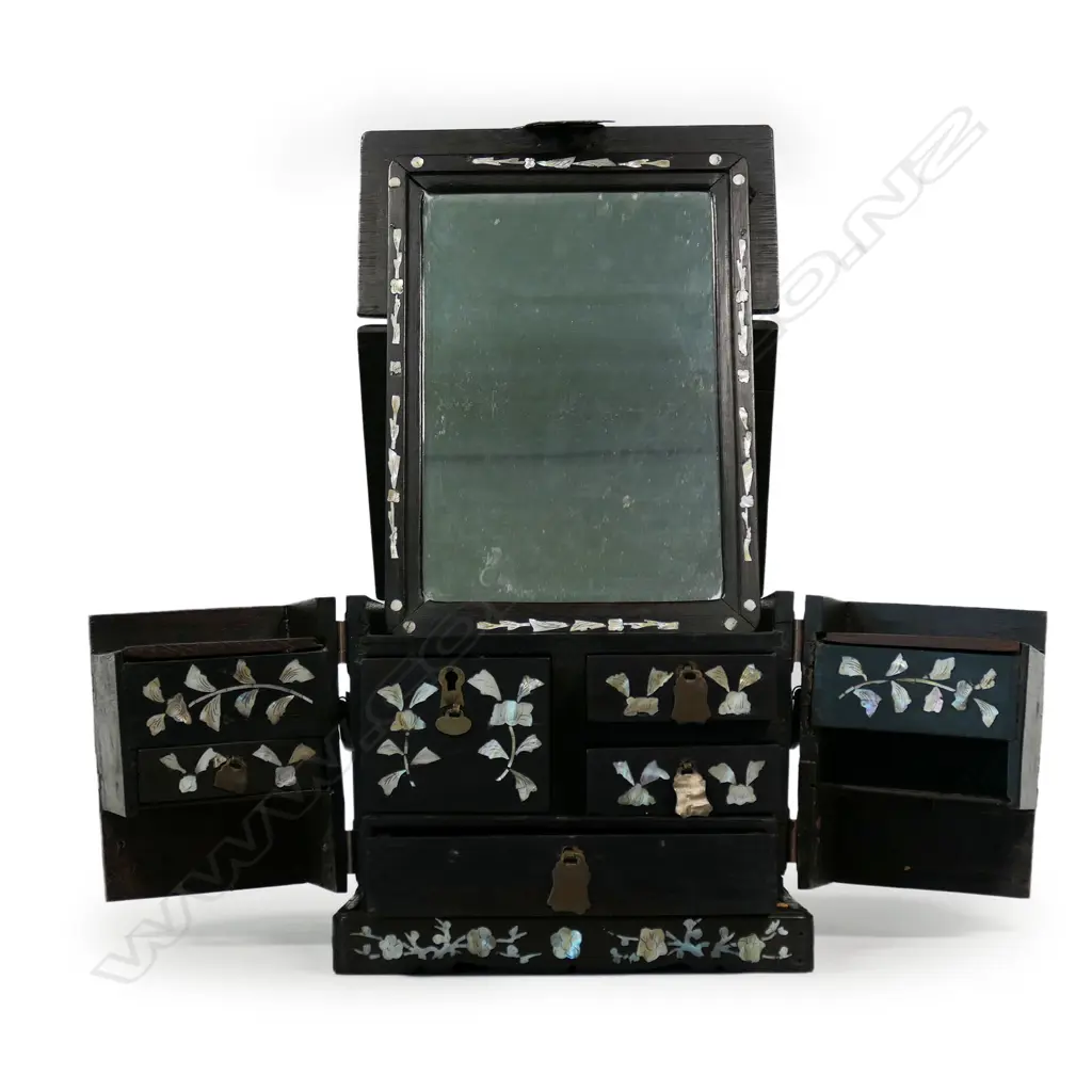 A vintage Chinese dressing box, Image 1++