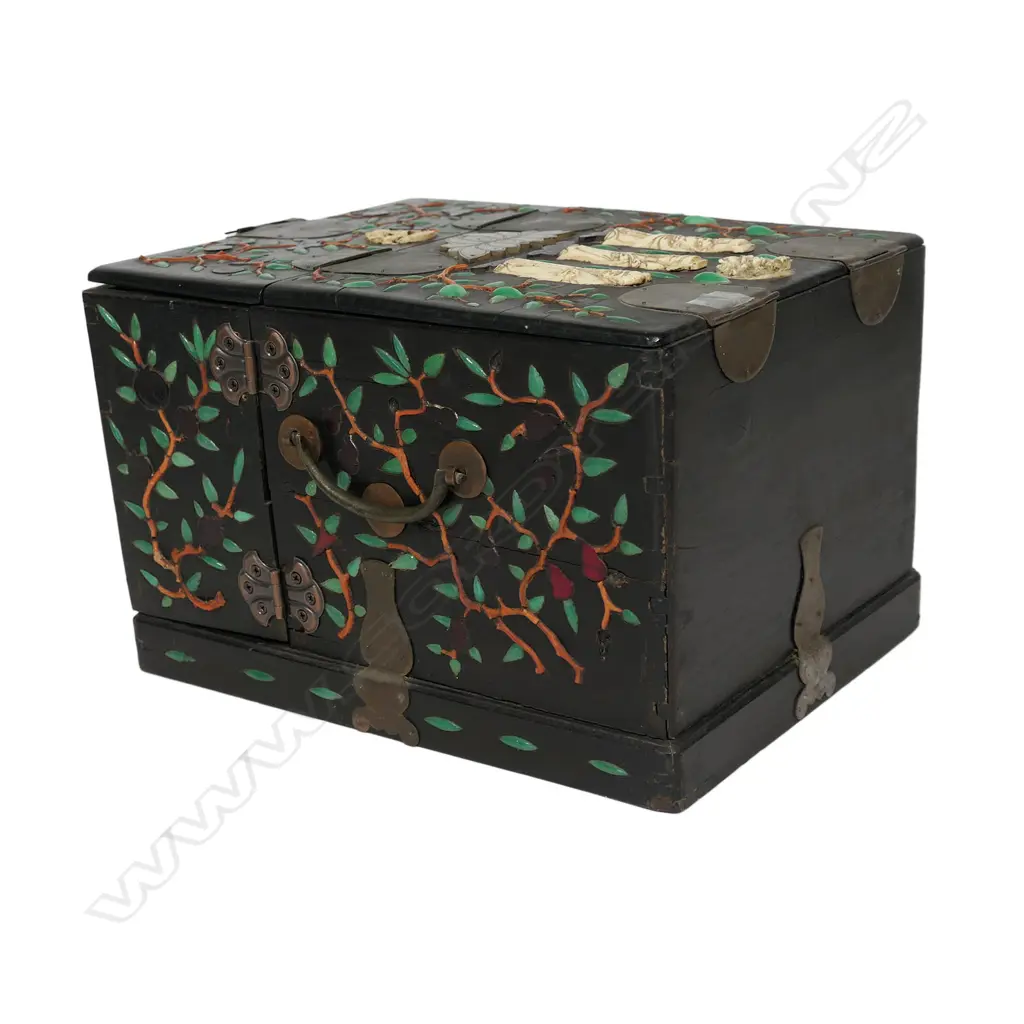 A vintage Chinese dressing box, Image 1++