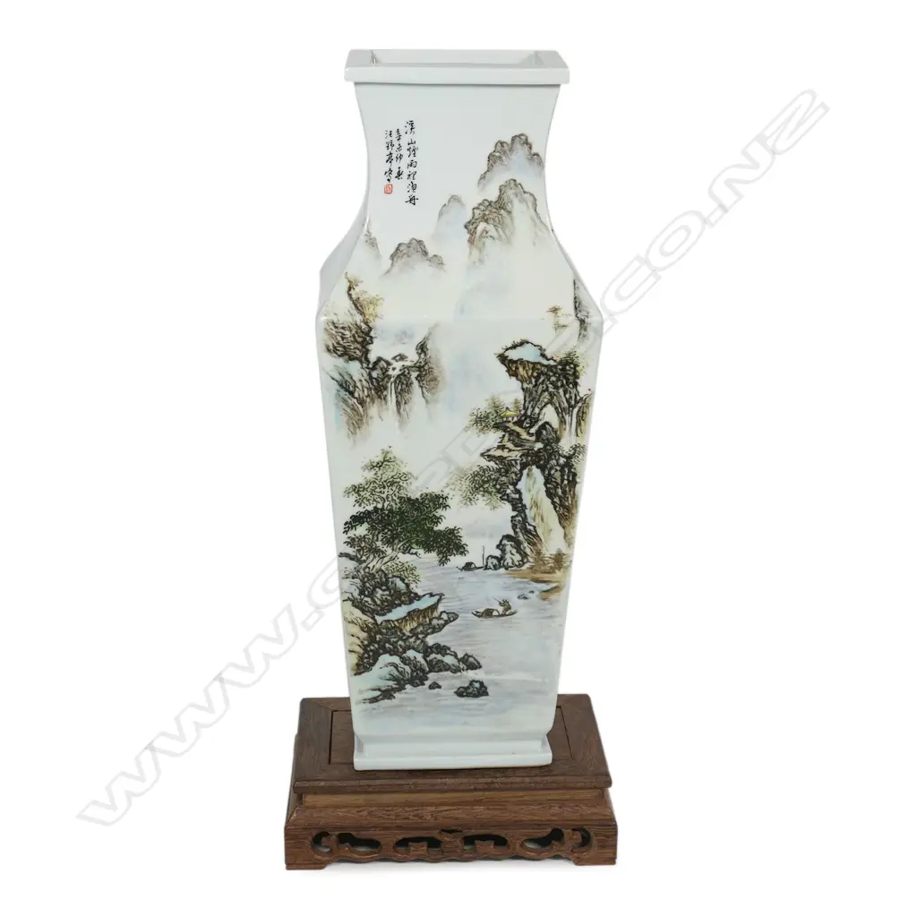 A Chinese Republic period vase, Image 1++