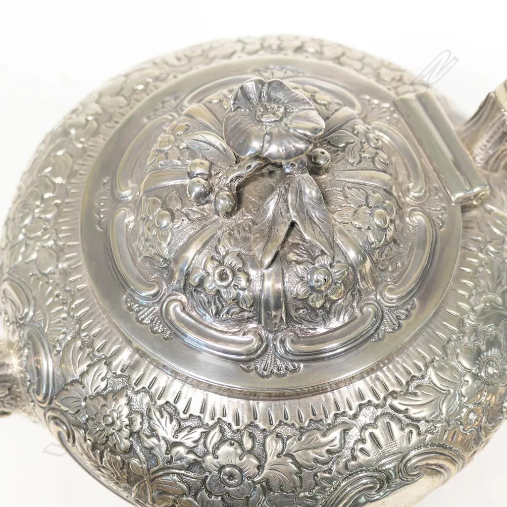 A George III and George IV silver three-piece tea set, Image 1++