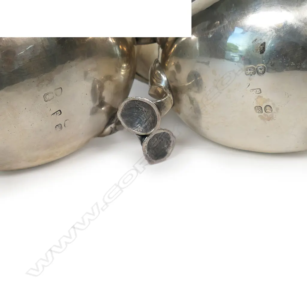 A pair of good heavy gauge George IV silver sauce boats, Image 1++