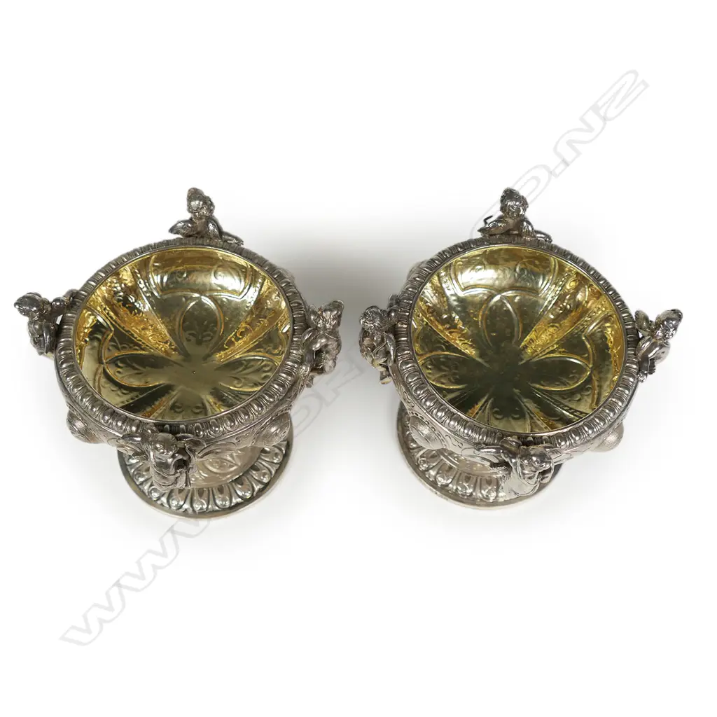 A pair of good gauge Victorian silver salts, Image 1++