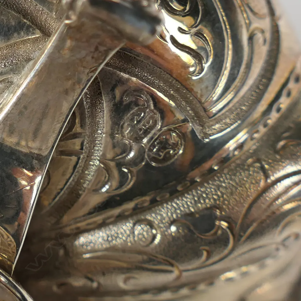 A pair of good gauge Victorian silver salts, Image 1++