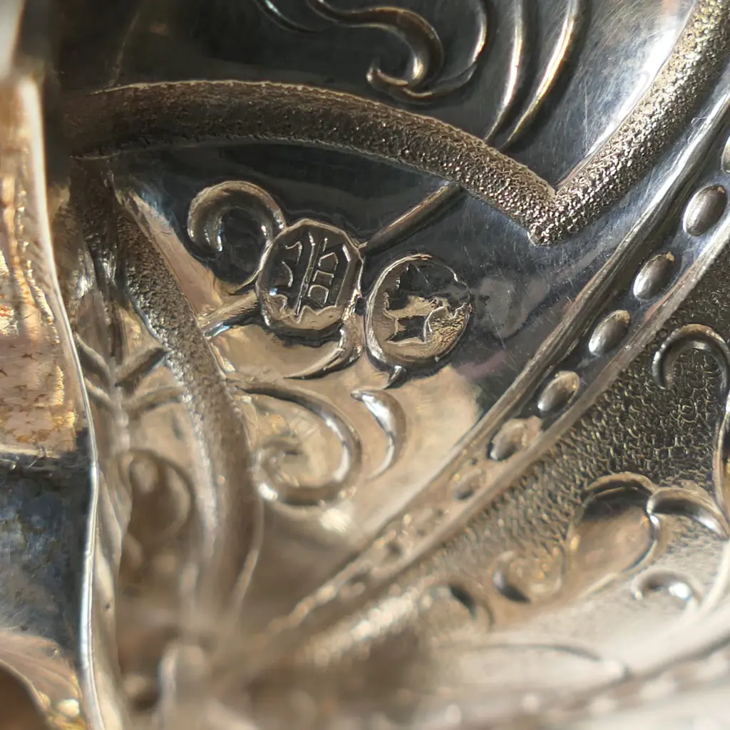 A pair of good gauge Victorian silver salts, Image 1++