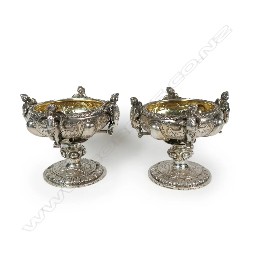 A pair of good gauge Victorian silver salts, Image 1++
