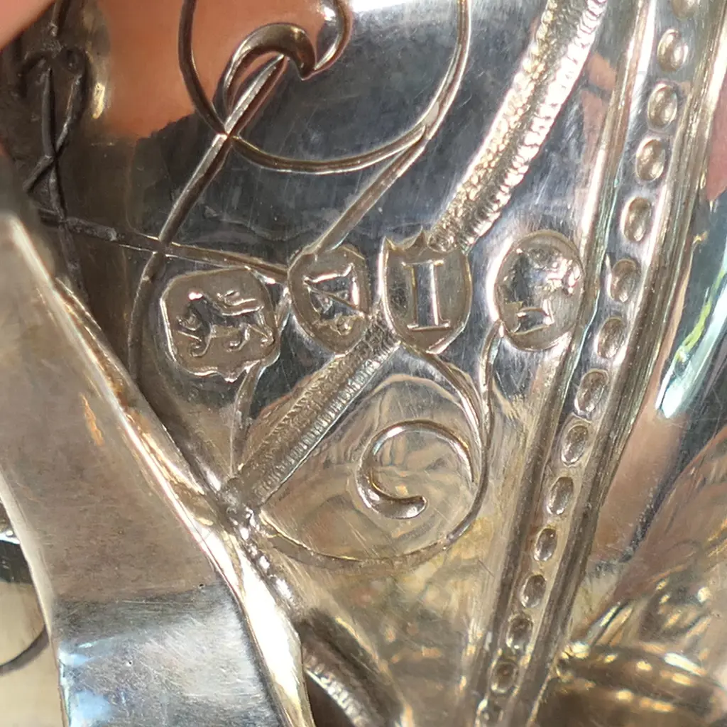 A pair of good gauge Victorian silver salts, Image 1++