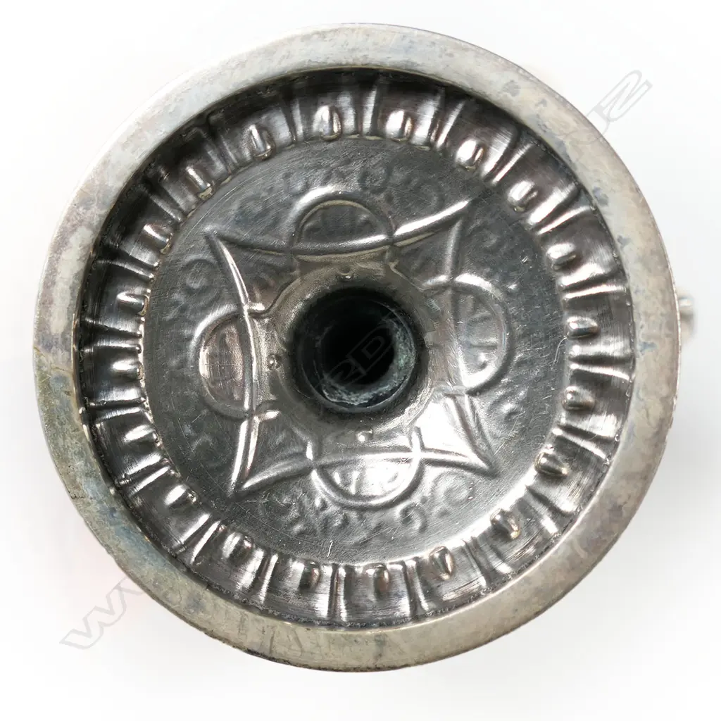 A pair of good gauge Victorian silver salts, Image 1++
