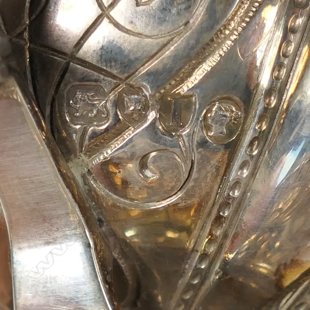 A pair of good gauge Victorian silver salts, Image 1++