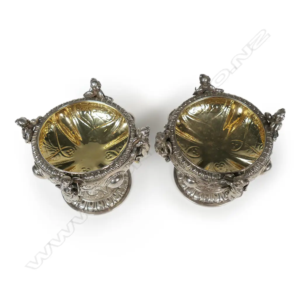 A pair of good gauge Victorian silver salts, Image 1++