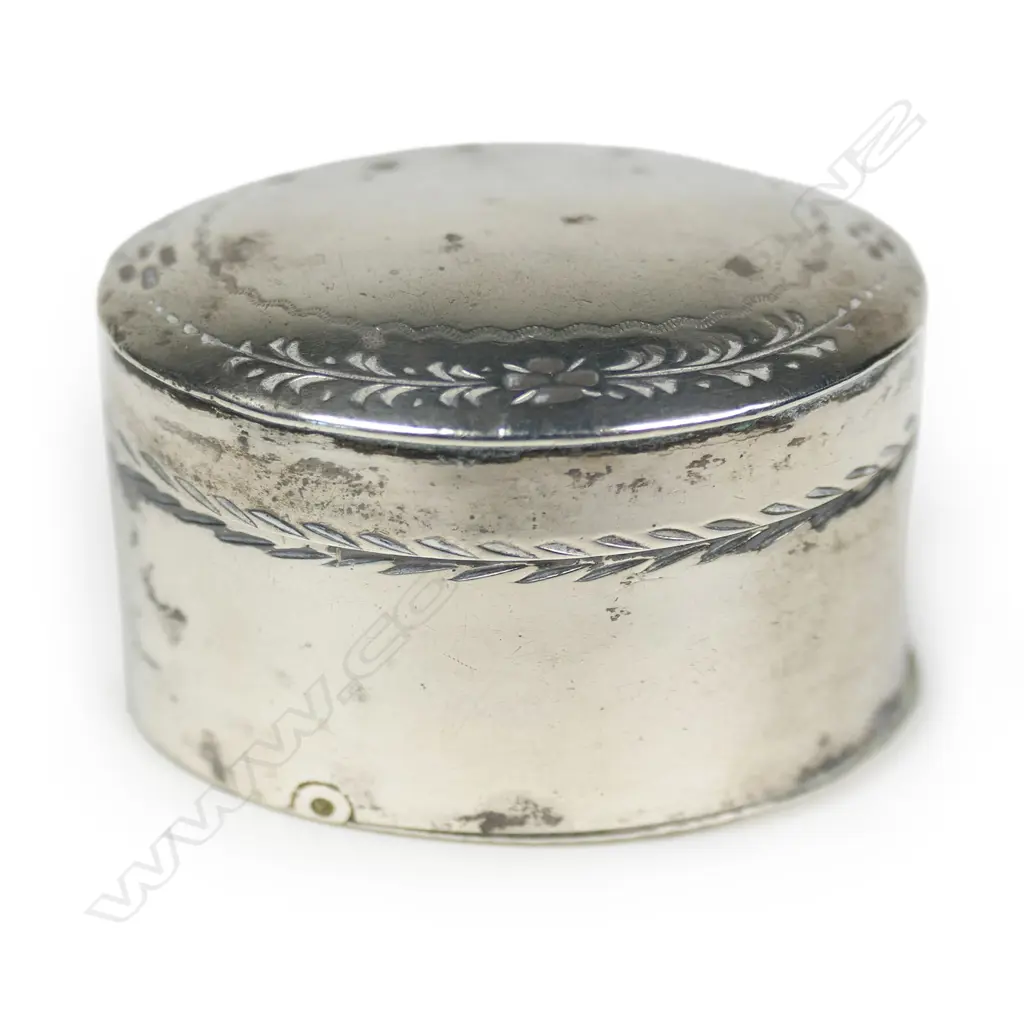 A George III silver nutmeg grater, Image 1++