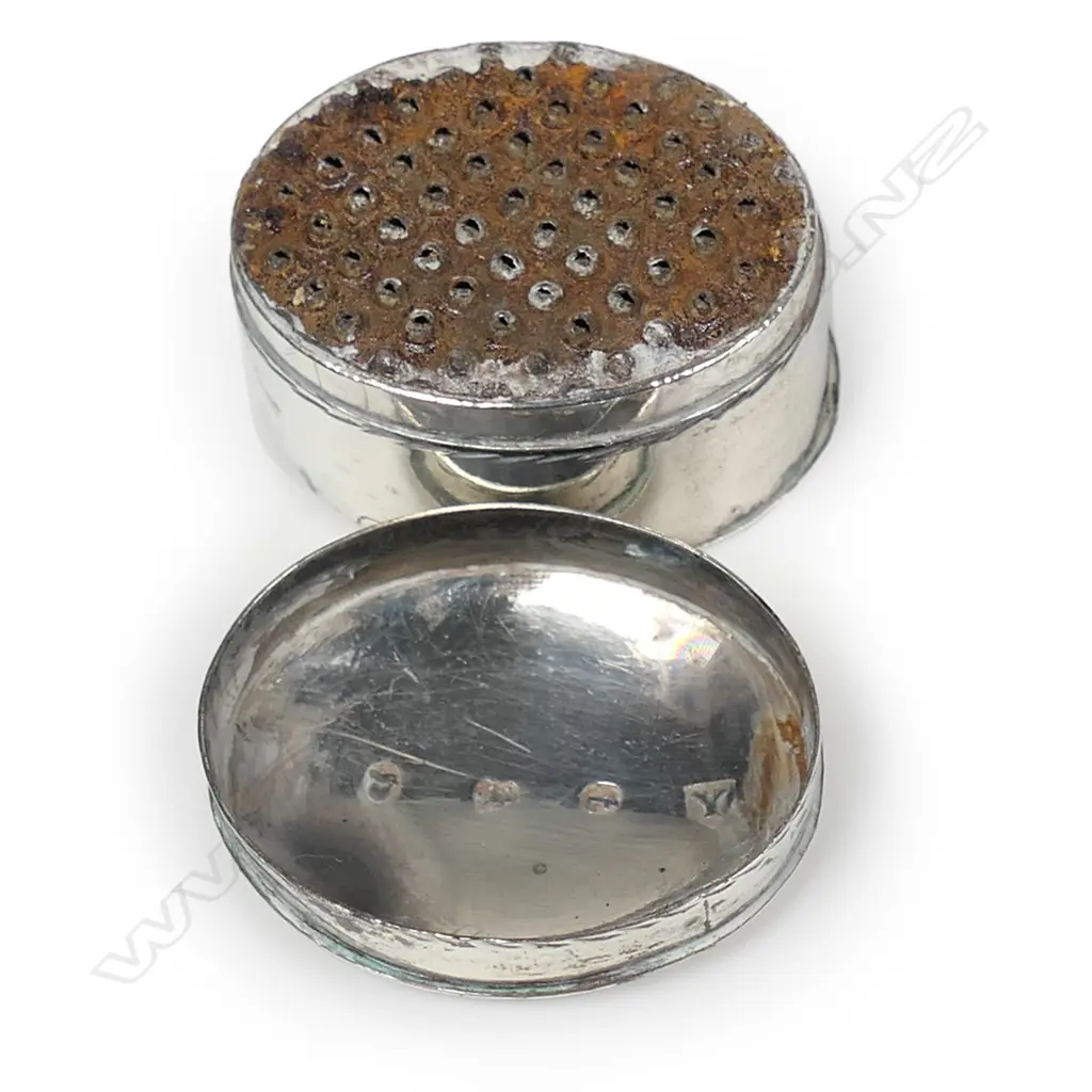 A George III silver nutmeg grater, Image 1++
