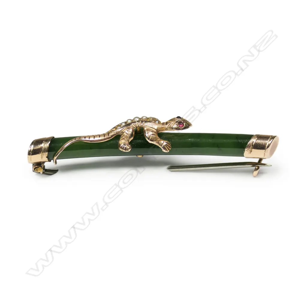 A colonial 9ct rose gold and pounamu brooch, Image 1++
