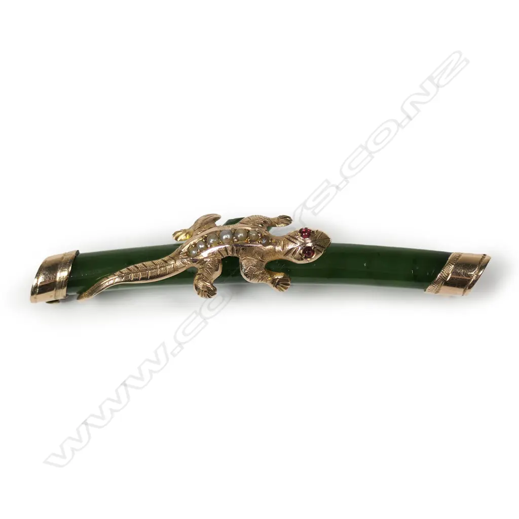 A colonial 9ct rose gold and pounamu brooch, Image 1++