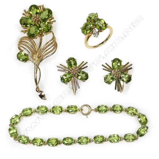 An 18ct gold and peridot suite of jewellery,