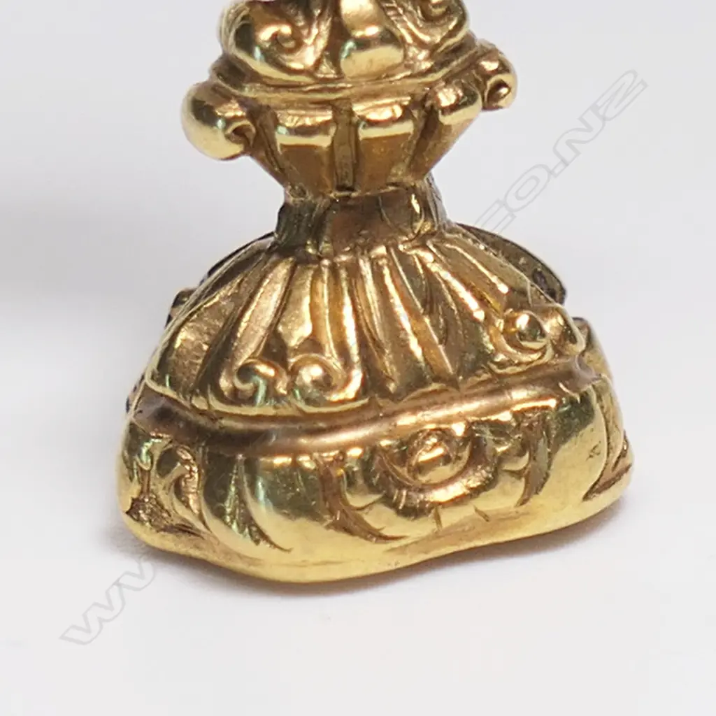 A 15ct yellow gold Albertina with tassel and seal, Image 1++