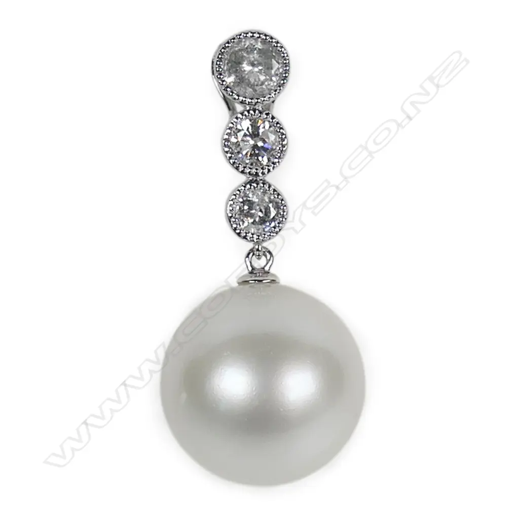 A 14ct white gold cultured South Sea pearl and diamond pendant, Image 1++