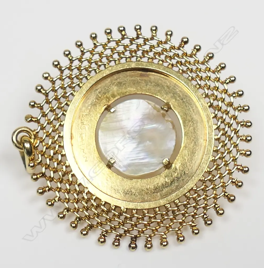 A retro18ct gold and pearl pendant, Image 1++
