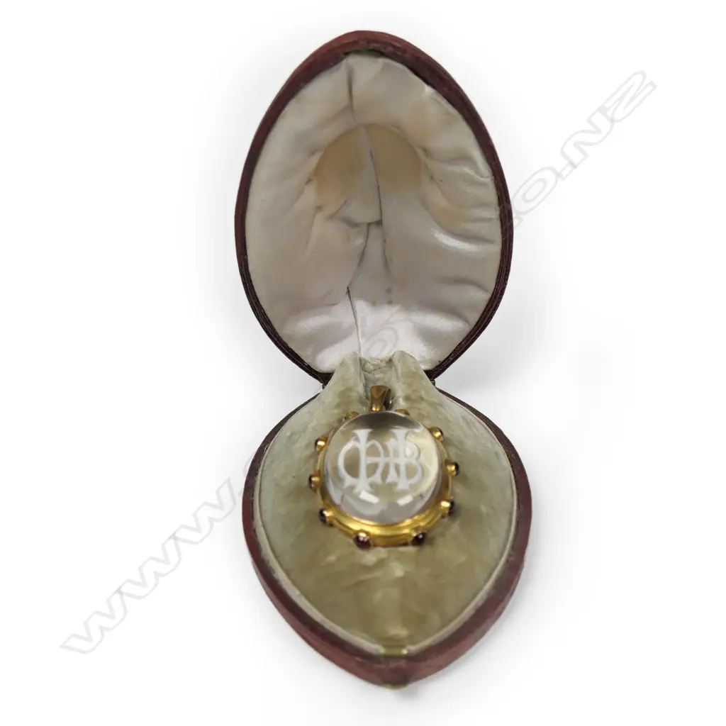 A Victorian gold and garnet framed rock crystal pendant, Image 1++