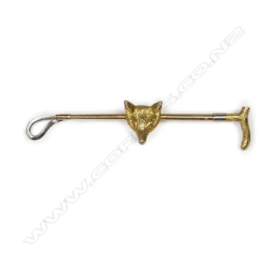 A quality 9ct yellow gold fox head riding crop hunting brooch,