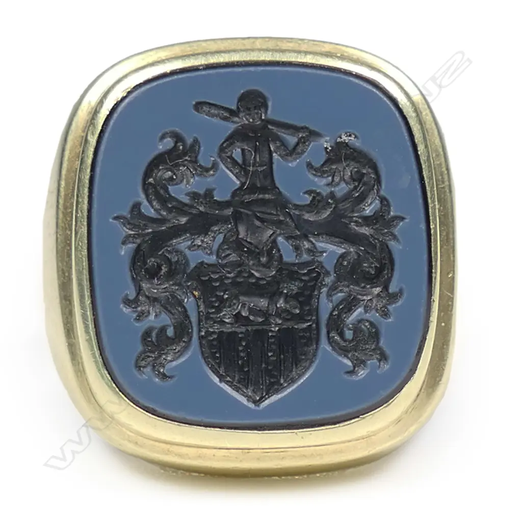 A 14ct yellow gold and chalcedony signet ring, Image 1++