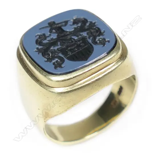 A 14ct yellow gold and chalcedony signet ring,