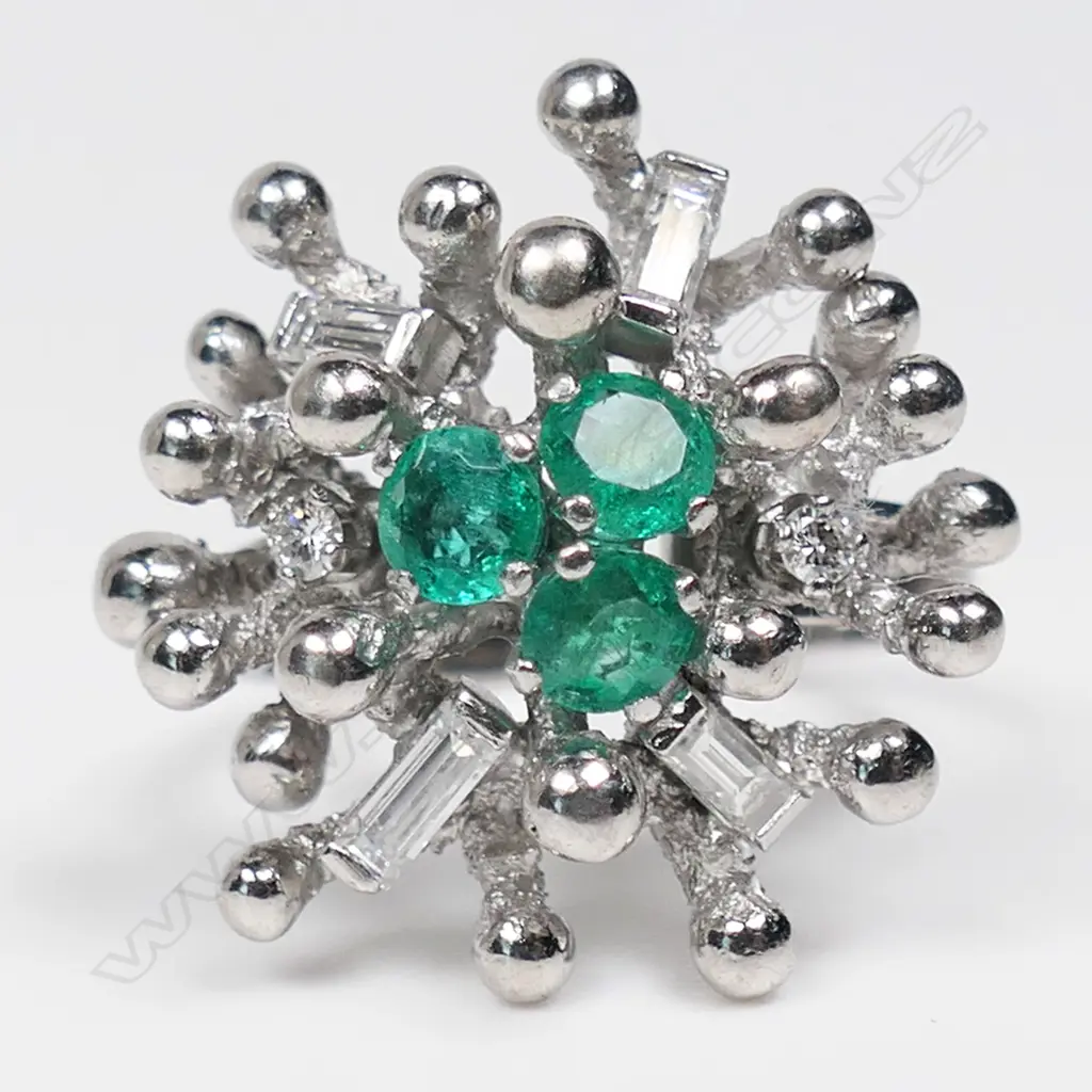 A retro 18ct white gold emerald and diamond ring, Image 1++